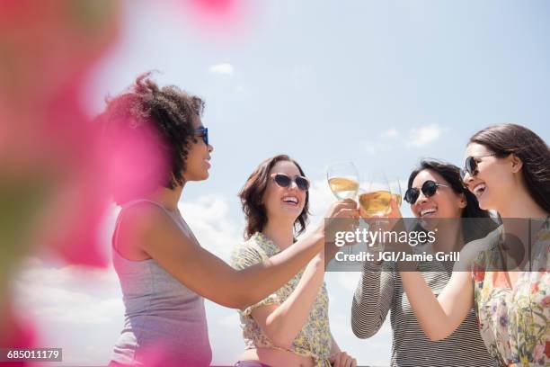 women drinking wine outdoors - grill party stockfoto's en -beelden