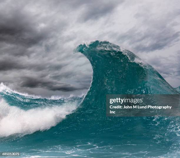 enormous wave in ocean - large stock-fotos und bilder