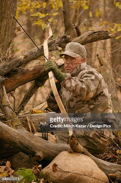 big game hunter shoots longbow - hunting longbow - fotografias e filmes do acervo