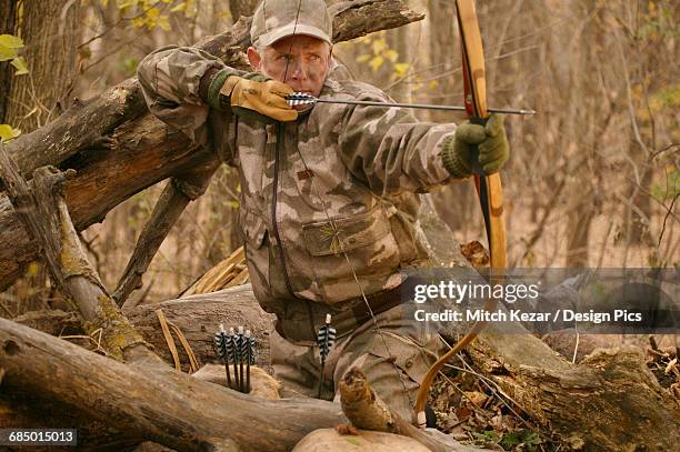 big game hunter shoots longbow - hunting longbow - fotografias e filmes do acervo