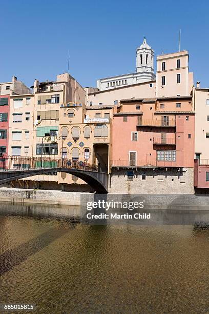bridge and brightly painted houses on the bank of the riu onyar, old town, girona, catalonia, spain, europe - fiume onyar foto e immagini stock