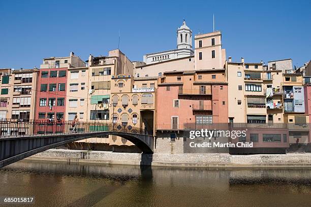 bridge and brightly painted houses on the bank of the riu onyar, with cathedral above, old town, girona, catalonia, spain, europe - fiume onyar foto e immagini stock