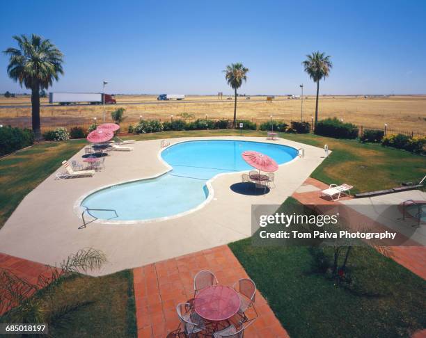 motel swimming pool near freeway - motel stockfoto's en -beelden