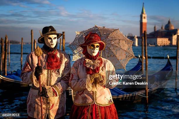 models of the venice carnival, venice, unesco world heritage site, veneto, italy, europe - venetiaans masker vasthouden stockfoto's en -beelden