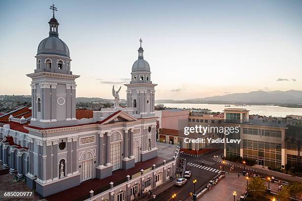 nuestra senora de la asuncion cathedral at parque cespedes, santiago de cuba, cuba, west indies, caribbean, central america - santiago de cuba photos et images de collection