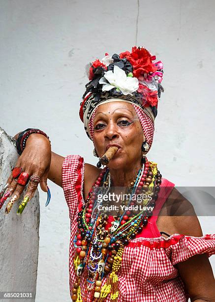 woman smoking cigar, old havana, cuba, west indies, caribbean, central america - beautiful women smoking cigars fotografías e imágenes de stock