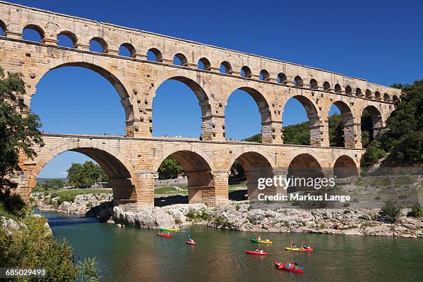 pont du gard, roman aqueduct, unesco world heritage site, river gard, languedoc-roussillon, southern france, france, europe - pont du gard aqueduct stock-fotos und bilder