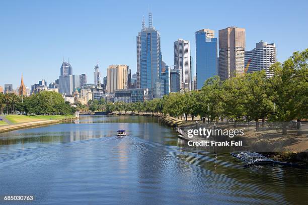 australia, victoria, melbourne, yarra river and city skyline - yarra river stockfoto's en -beelden