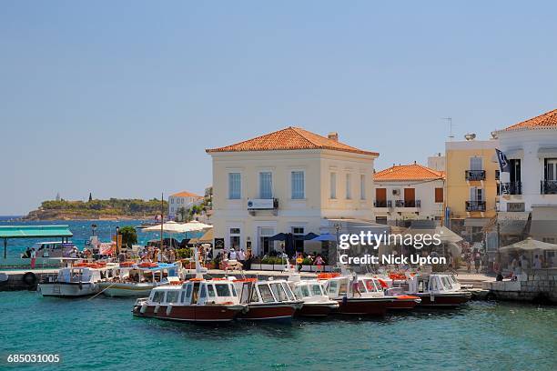 spetses / spetse town harbour, spetses, saronic islands, attica, peloponnese, greece. - spetses stockfoto's en -beelden