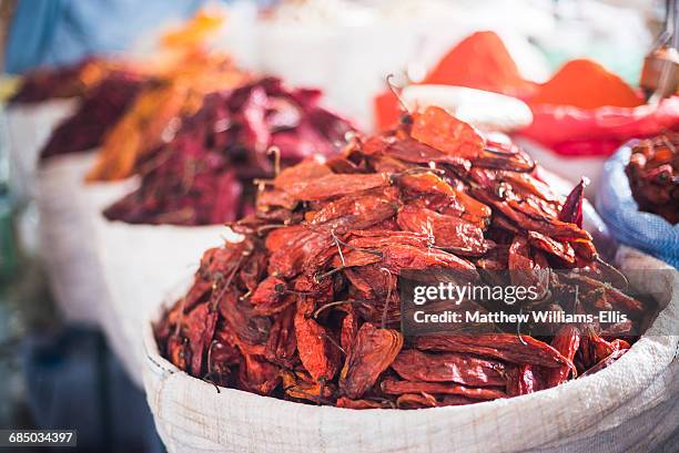 chili peppers, campesino market (mercado campesino), sucre, bolivia - campesino stockfoto's en -beelden