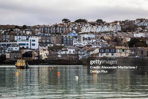 fishing boats in st. ives harbour - st ives fotografías e imágenes de stock