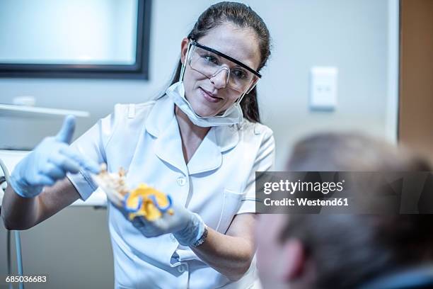 orthodontist showing boy dental mold - molde dental fotografías e imágenes de stock