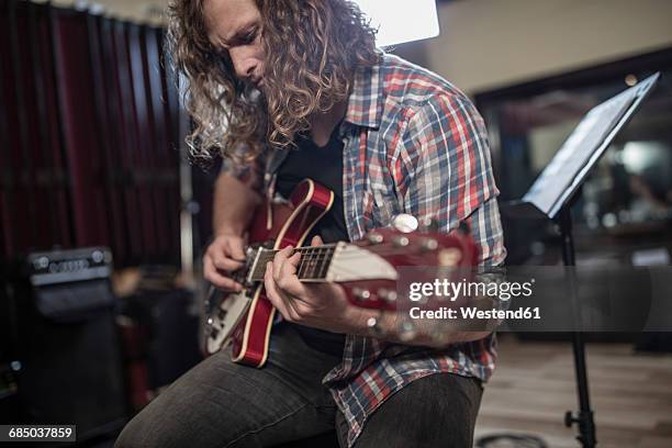 guitarist at recording studio - musician studio stock pictures, royalty-free photos & images