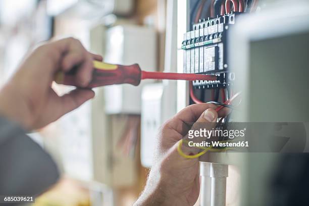 electrician working on wired electrical board - quadro de ligação telefónica imagens e fotografias de stock