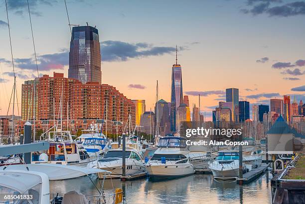 usa, new jersey, jersey city, paulus hook, morris canal basin, liberty landing marina. new york, manhattan, lower manhattan and world trade center, freedom tower beyond - alan copson stock pictures, royalty-free photos & images