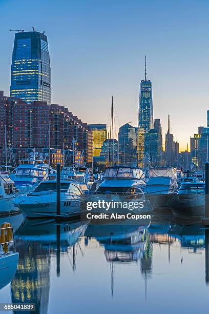 usa, new jersey, jersey city, paulus hook, morris canal basin, liberty landing marina. new york, manhattan, lower manhattan and world trade center, freedom tower beyond - alan copson fotografías e imágenes de stock