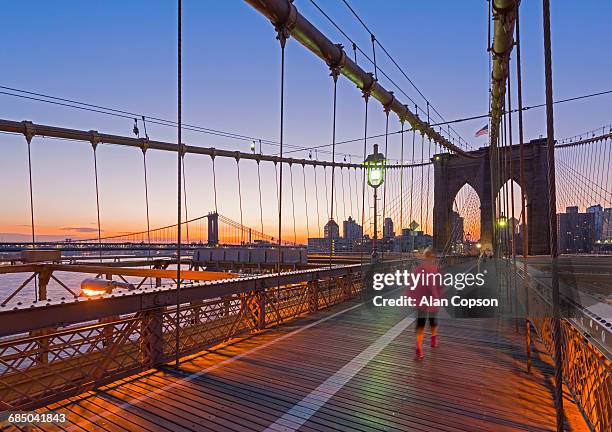 usa, new york, manhattan, brooklyn bridge and manhattan bridge beyond - alan copson stock pictures, royalty-free photos & images