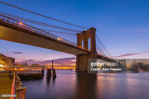 usa, new york, manhattan, brooklyn bridge and manhattan bridge beyond, over east river - alan copson stock pictures, royalty-free photos & images