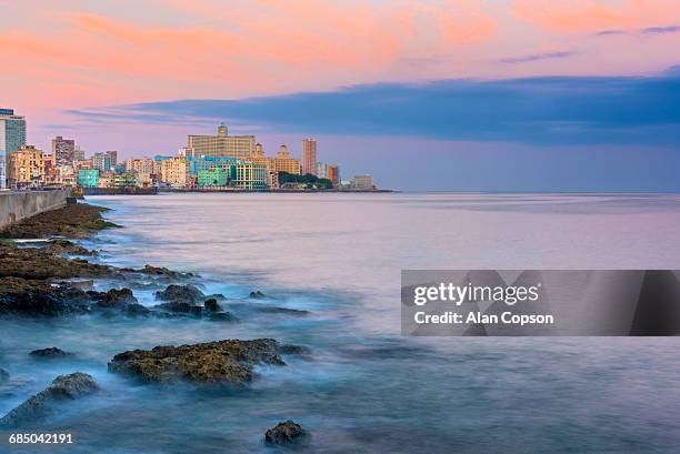 cuba, havana, the malecon - alan copson fotografías e imágenes de stock