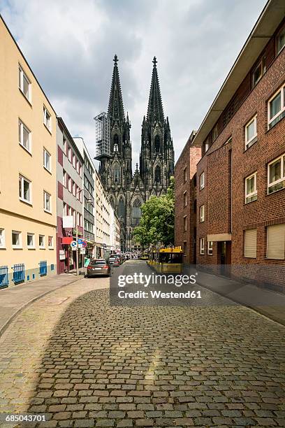 germany, cologne, view of street with cologne cathedral in the background - cologne 個照片及圖片檔