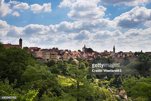 germany, rothenburg ob der tauber, view to the city from castle garden - rothenburg fotografías e imágenes de stock
