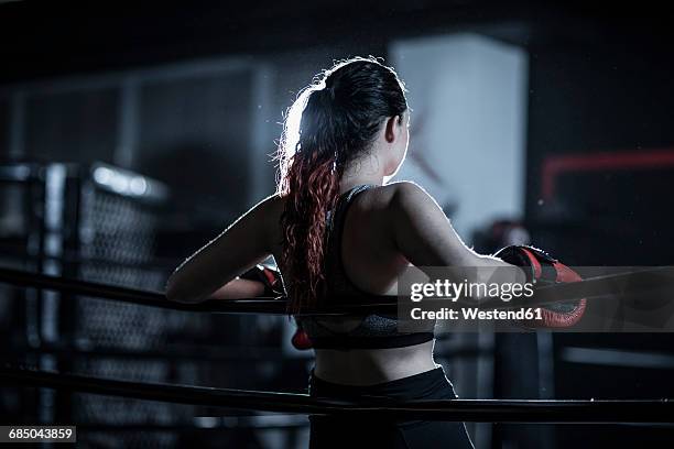 female boxer in boxing ring - boksring stockfoto's en -beelden