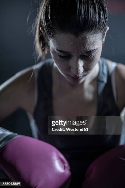 female boxer looking down - arts martiaux photos et images de collection