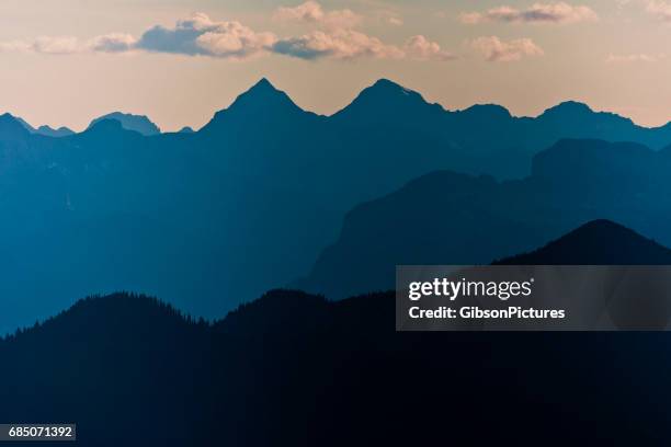 una vista de las montañas de selkirk al atardecer en la columbia británica, canadá. - montañas de british columbia fotografías e imágenes de stock