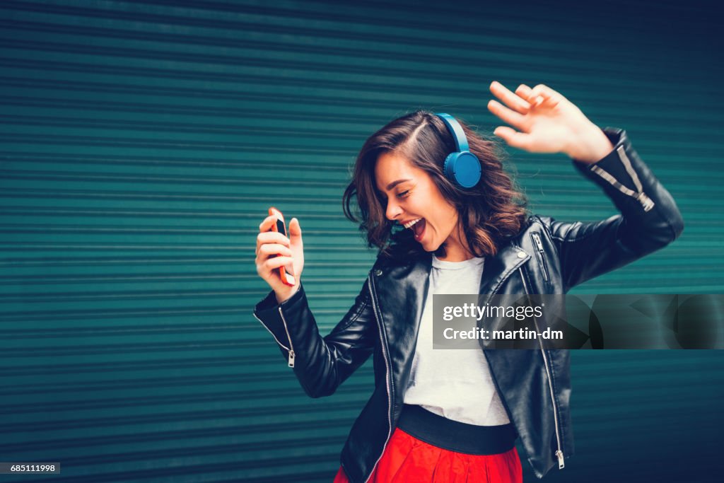 Junge Mädchen tanzen zur Musik