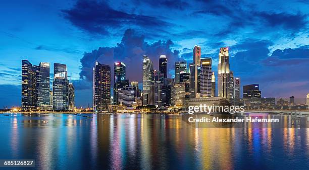 singapore central business district dusk twilight - marina bay singapur stock pictures, royalty-free photos & images