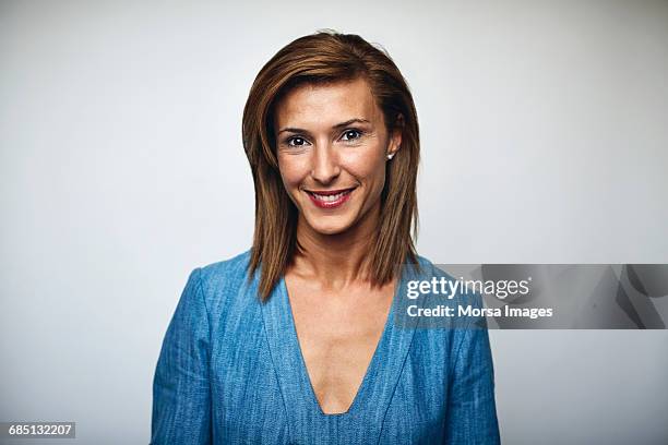 beautiful businesswoman smiling over white - frau mittellanges haar brünett stock-fotos und bilder