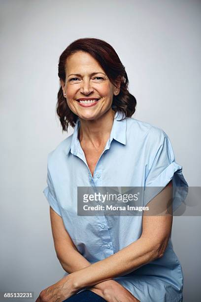 businesswoman smiling over white background - mezzo busto foto e immagini stock