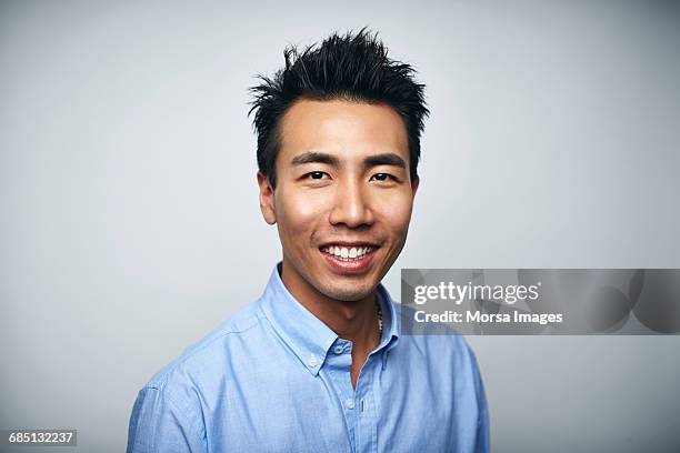 businessman smiling over white background - headshot stockfoto's en -beelden