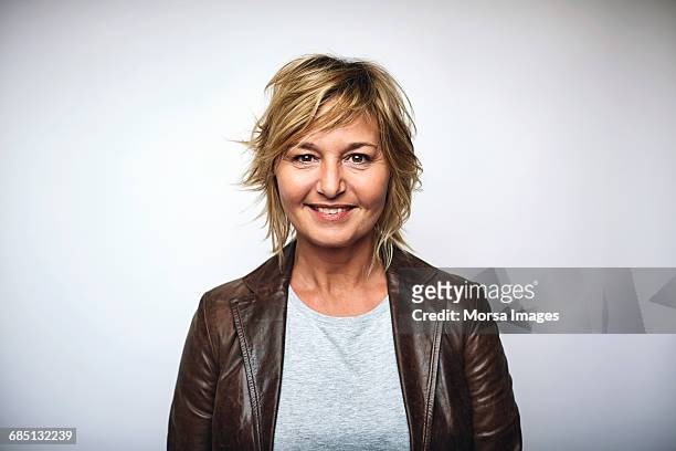 businesswoman wearing leather jacket over white - female characters studio stock-fotos und bilder