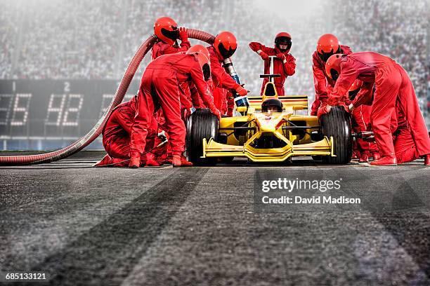 pit crew servicing open-wheel single-seater racing car racecar - pit imagens e fotografias de stock