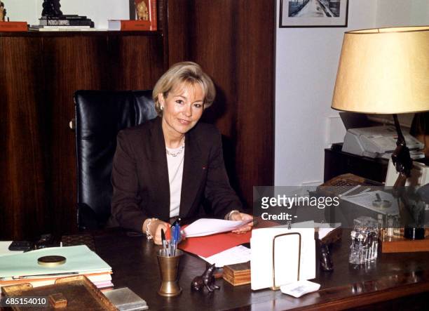 Photo d'archives récente à la fenêtre de son bureau à Paris, quai des Orfèvres, de Martine Monteil, 50 ans, responsable de la Brigade criminelle de...