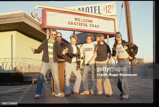 Members of the rock group Grateful Dead are Bill Kreutzman , Jerry Garcia , Mickey Hart , Phil Lesh , Bob Weir , and Brent Mydland.