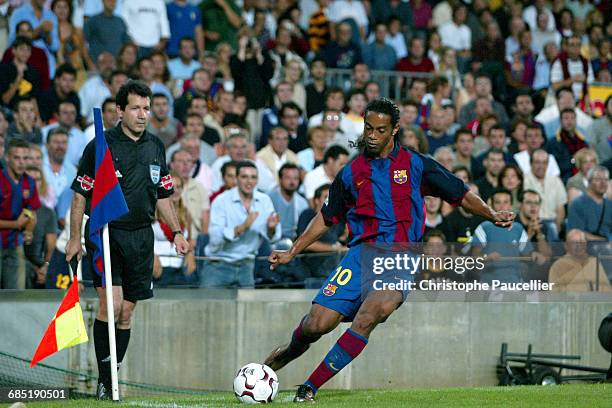 Soccer Spanish Championship Season 2003 2004, FC Barcelona vs FC Sevilla. Ronaldinho . Football championnat d Espagne Saison 2003 2004, FC Barcelone...