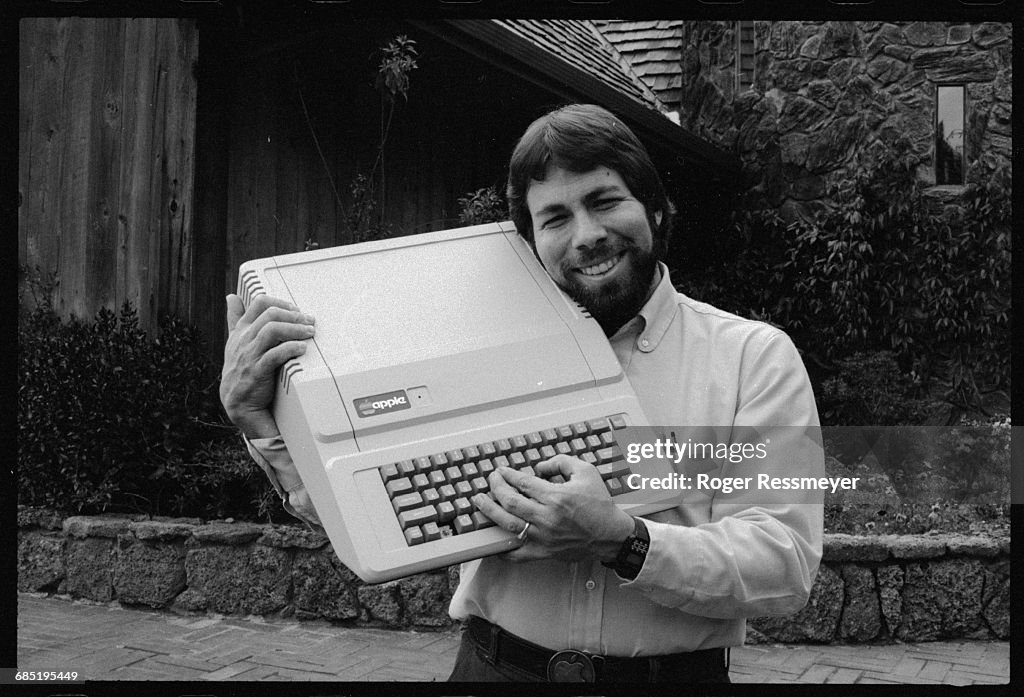 Steve Wozniak with an Apple IIe