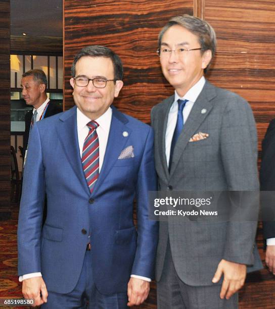 Japan's TPP minister Nobuteru Ishihara poses with Mexican Economy Minister Ildefonso Guajardo in Hanoi on May 19, 2017. ==Kyodo