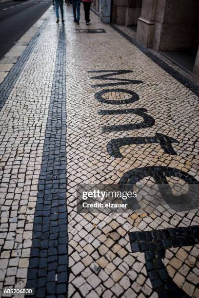 mosaic sidewalk in lisbon. - portugees straatmozaïek stockfoto's en -beelden