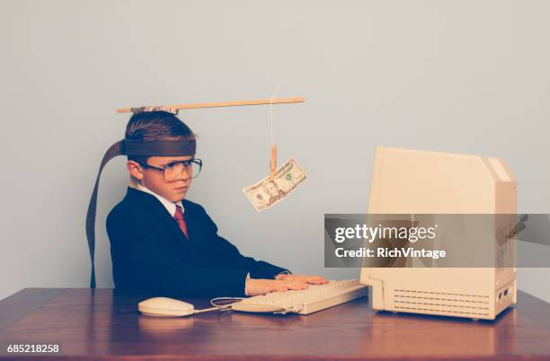 jonge business jongen gebruik motivatie op het werk - aansporing stockfoto's en -beelden