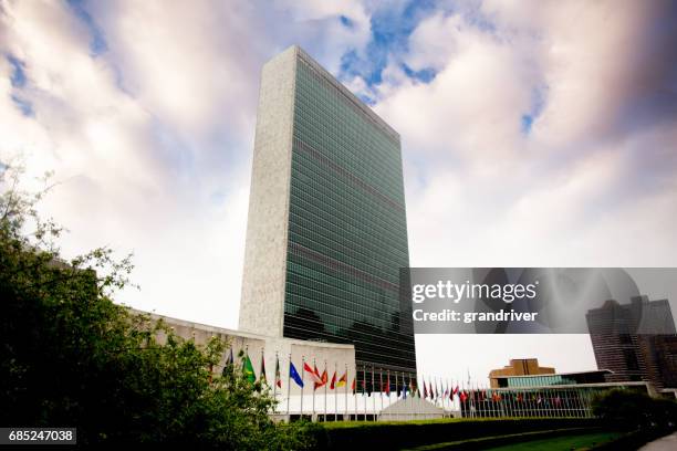 united nations building in manhattan - united nations building stock pictures, royalty-free photos & images
