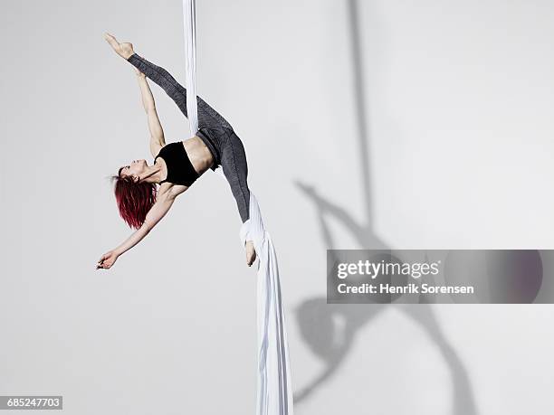circus artist in silks - trapeze artist stock pictures, royalty-free photos & images