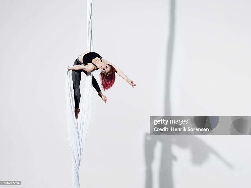 Circus artist in Trapeze