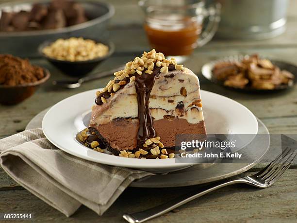 peanut butter ice cream pie - ice cream cake stock pictures, royalty-free photos & images