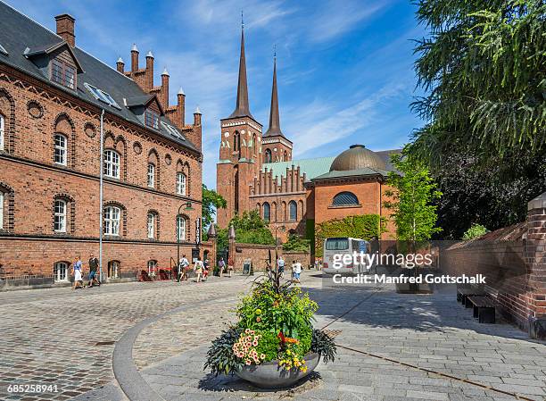 brick gothic roskilde cathedral - kathedraal van roskilde stockfoto's en -beelden