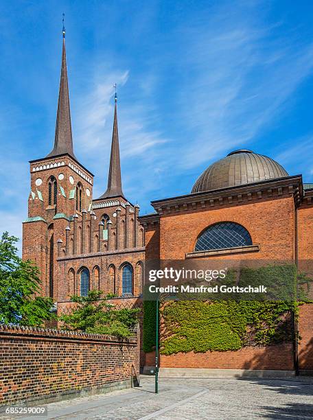 brick gothic roskilde cathedral - kathedraal van roskilde stockfoto's en -beelden