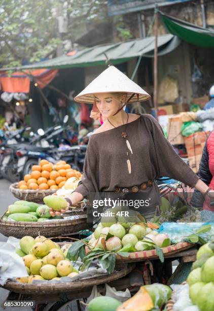 kvinnlig turist på den lokala fruktmarknaden, hanoi, vietnam - hanoi bildbanksfoton och bilder