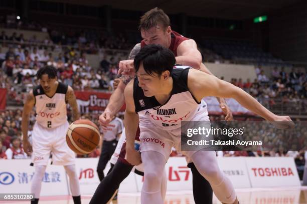 Daiki Tanaka of the Alvark Tokyo and Ryan Spangler of the Kawasaki Brave Thunders battle for the ball during the B. League 2017 semi final match...